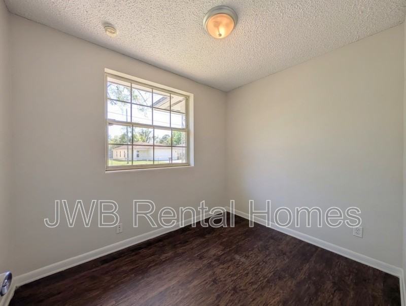 8223 Hewitt St - Photo 7 of 18