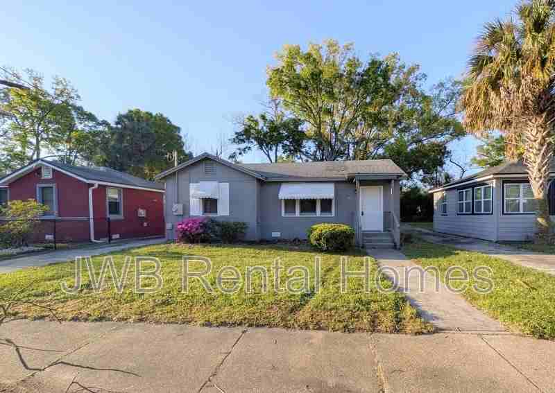 1530 W 10th St - Photo 2 of 17