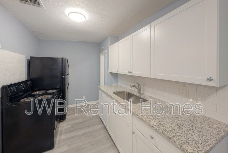 1530 W 10th St - Photo 4 of 17