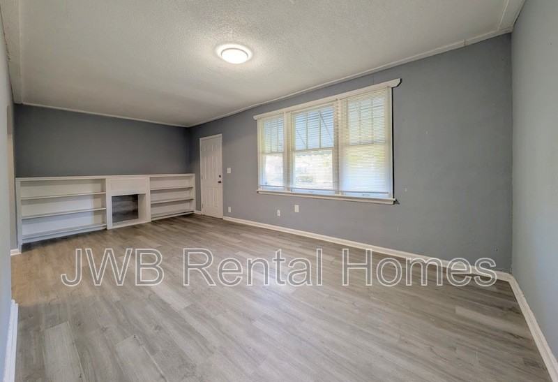 1530 W 10th St - Photo 5 of 17