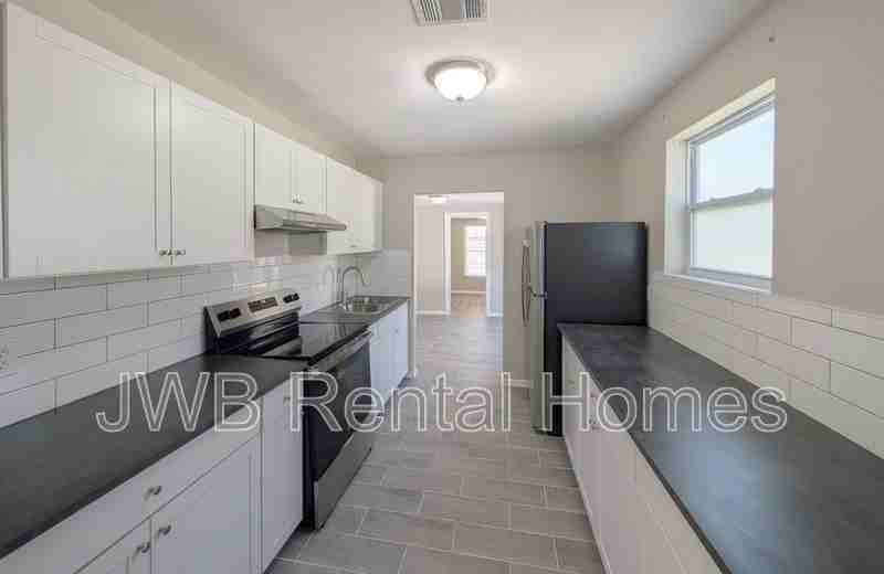 1043 W 31st St - Photo 4 of 21