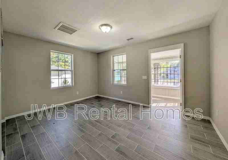 1043 W 31st St - Photo 5 of 21