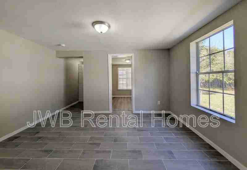 1043 W 31st St - Photo 6 of 21