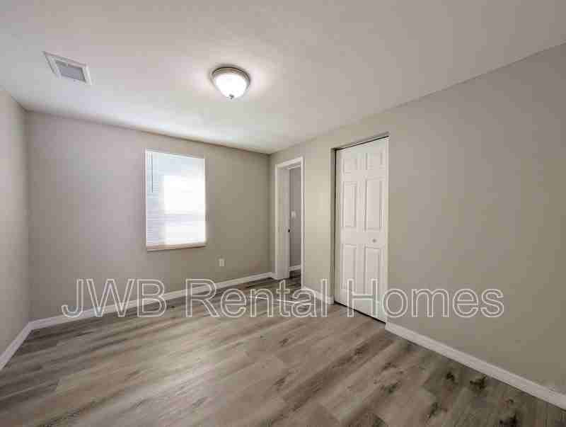 1043 W 31st St - Photo 7 of 21