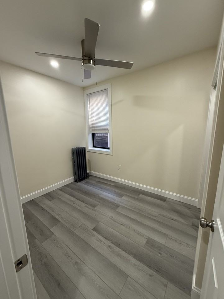 Burbank St #18 - Photo 4 of 8