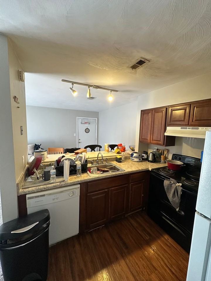 1205 University Ter #D - Photo 4 of 11