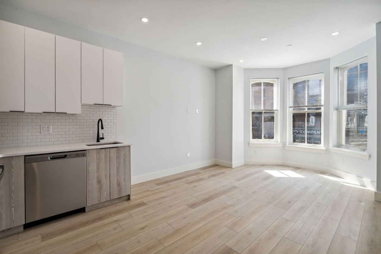 Serpentine Apartments: Newly Renovated in the Heart of Drexel - Photo 2 of 50