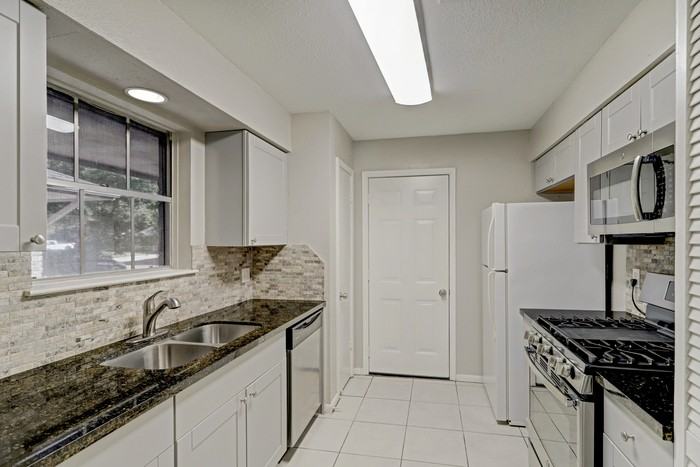 2403 Tinechester Dr - Photo 5 of 10