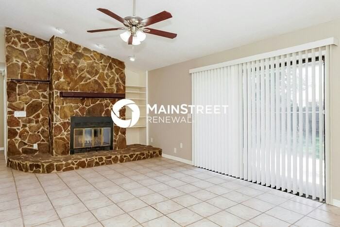 4303 Ponds Dr - Photo 3 of 16