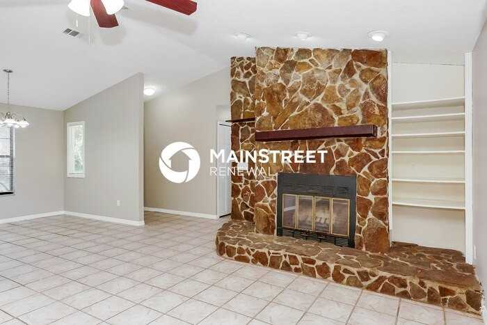 4303 Ponds Dr - Photo 5 of 16