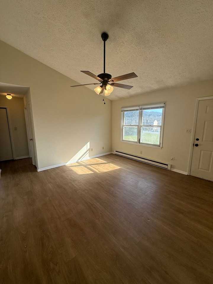 260 Adams Ln - Photo 7 of 24