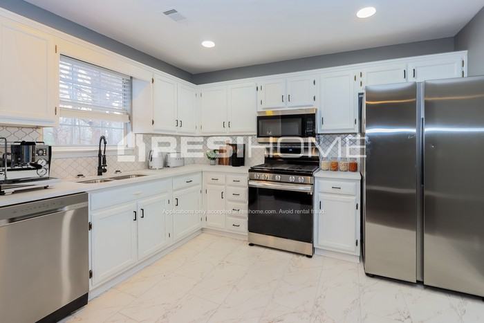 7124 Babbling Brook Dr - Photo 3 of 17