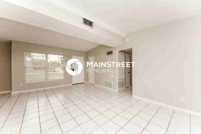 4300 Devonshire Ln - Photo 3 of 17