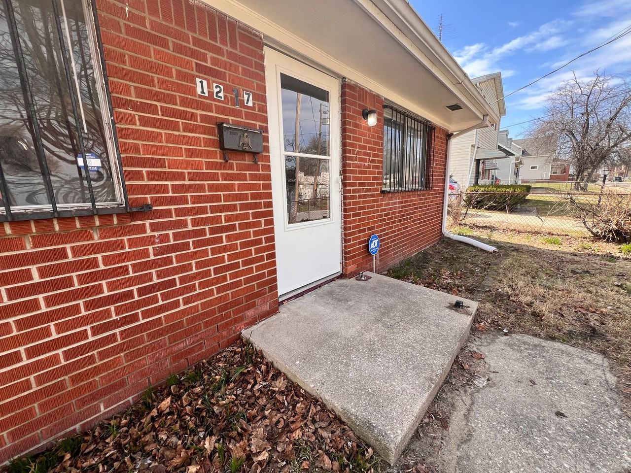 1217 Tecumseh St - Photo 2 of 14