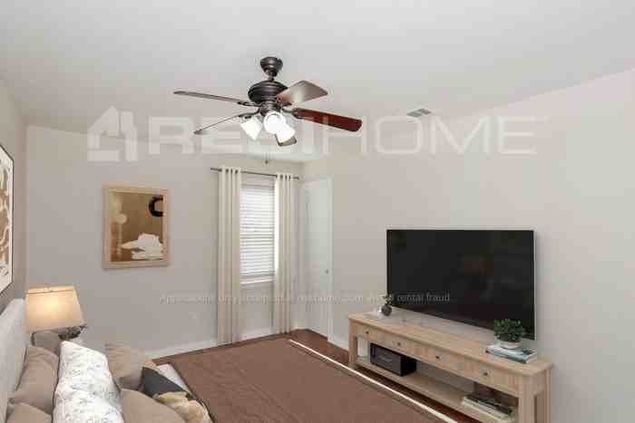 405 Hawthorne Ln - Photo 7 of 18