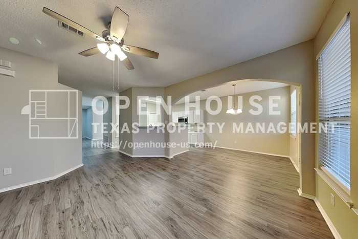 2900 Hudson Xing - Photo 5 of 23