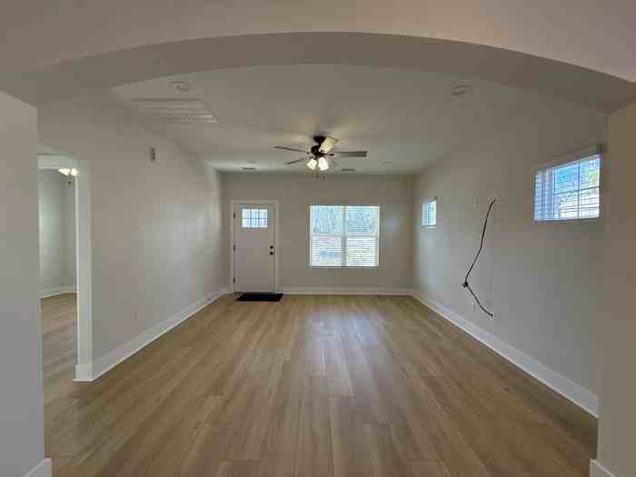 573 Reid St - Photo 2 of 16