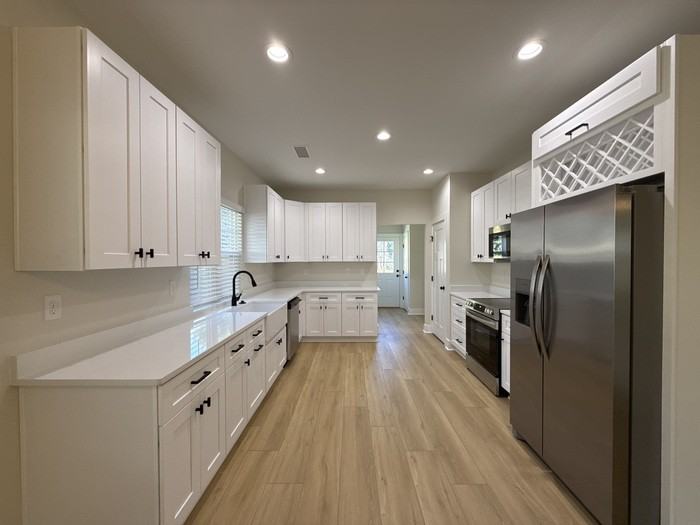 573 Reid St - Photo 4 of 16