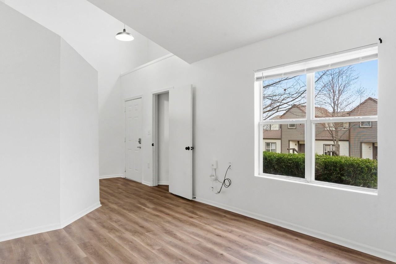 Pickwick Place - Photo 5 of 50