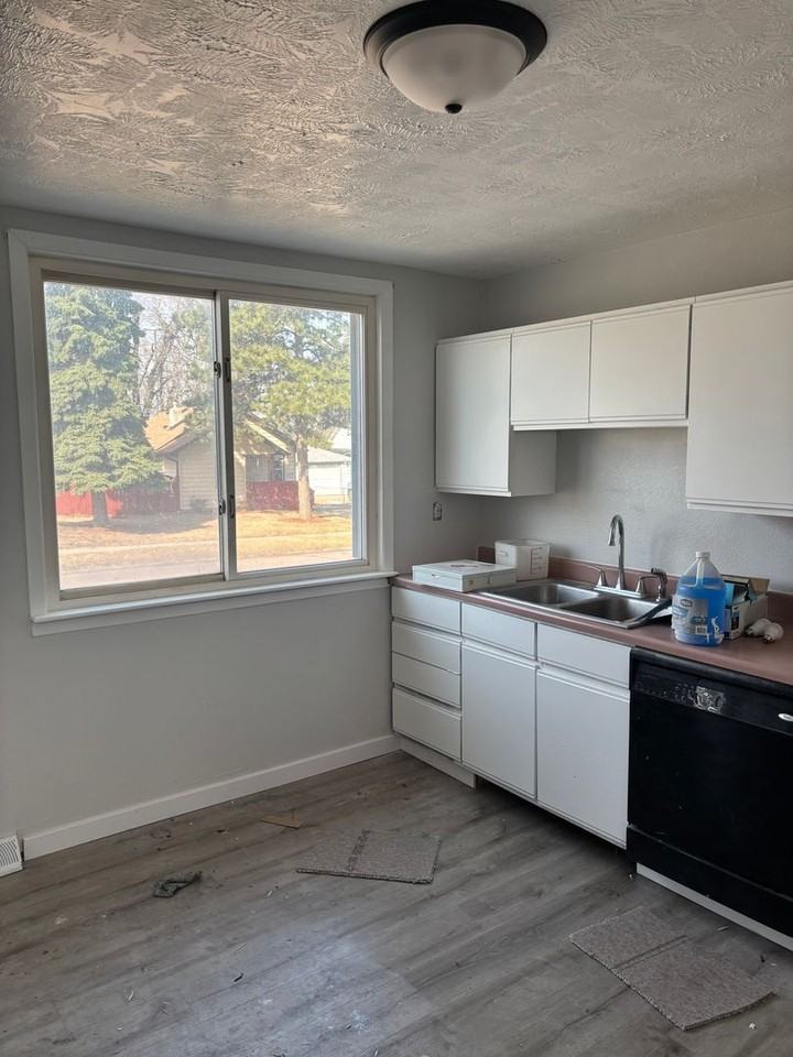 1402 E 7th St - Photo 2 of 15