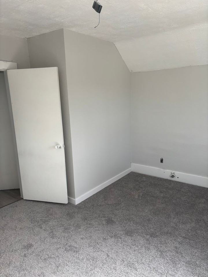 1402 E 7th St - Photo 5 of 15