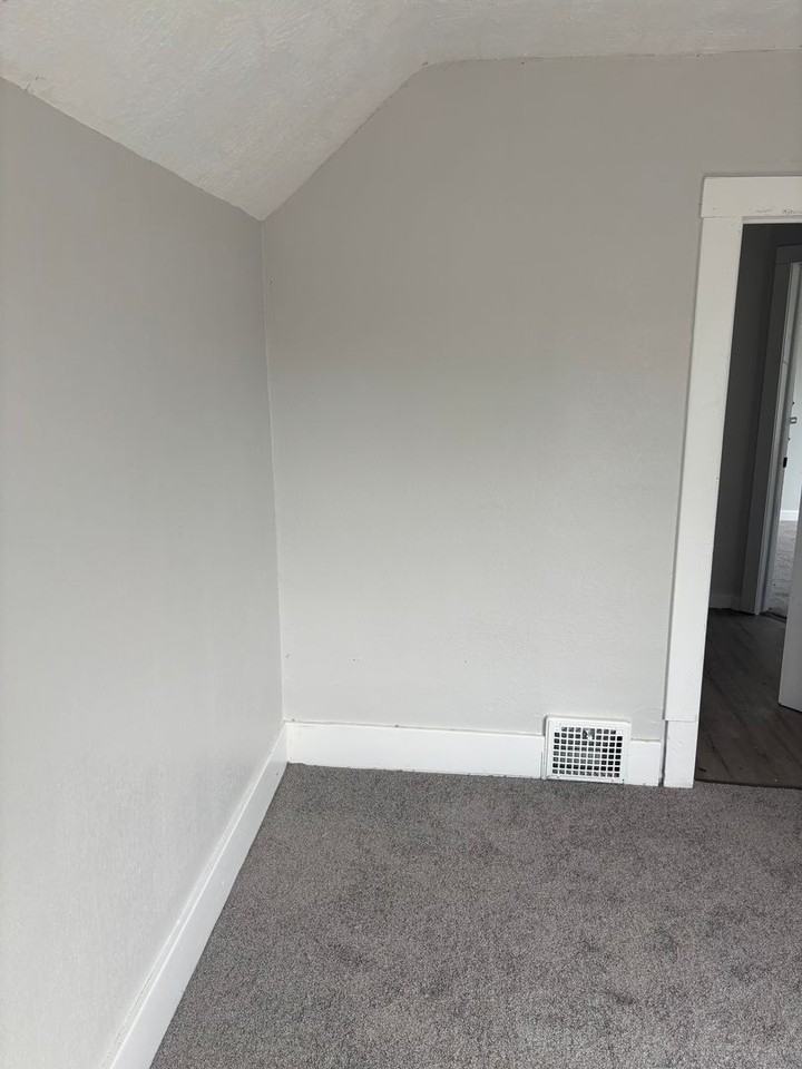 1402 E 7th St - Photo 6 of 15