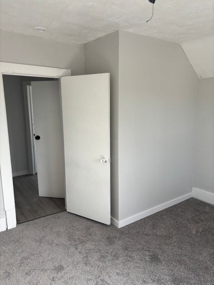 1402 E 7th St - Photo 7 of 15