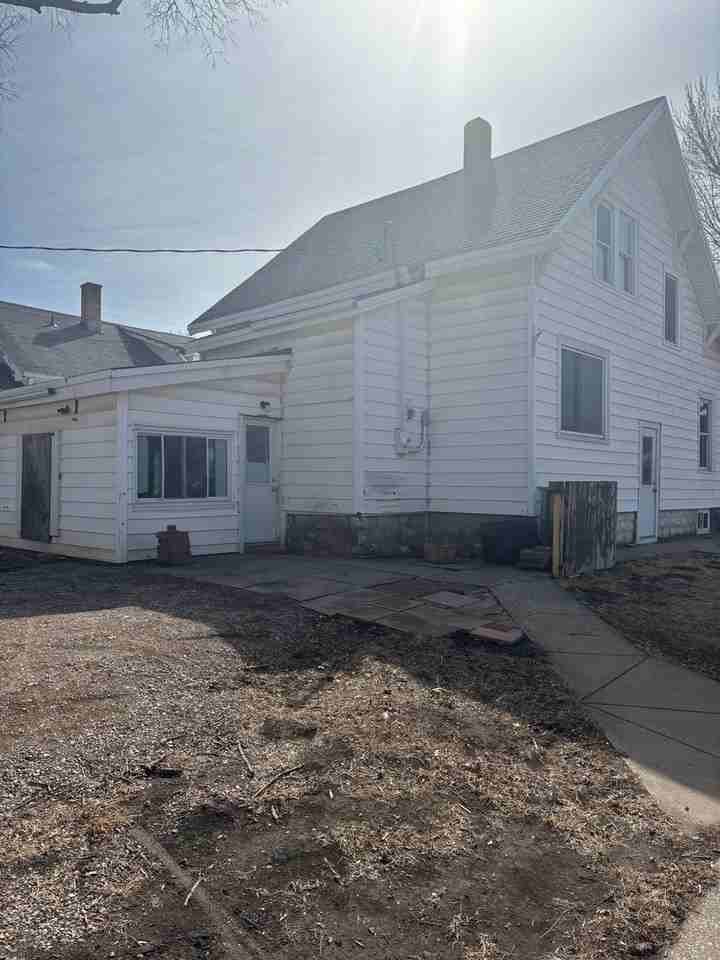 1402 E 7th St - Photo 2 of 15