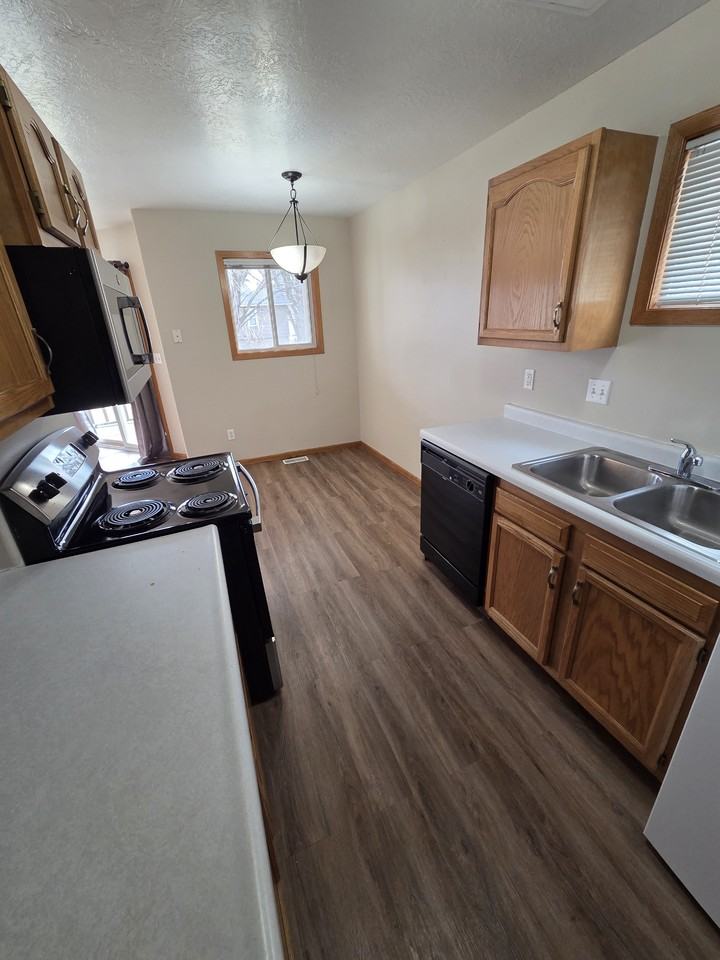 604 W 39th St - Photo 3 of 31