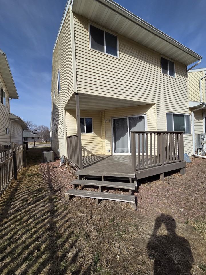 604 W 39th St - Photo 2 of 31