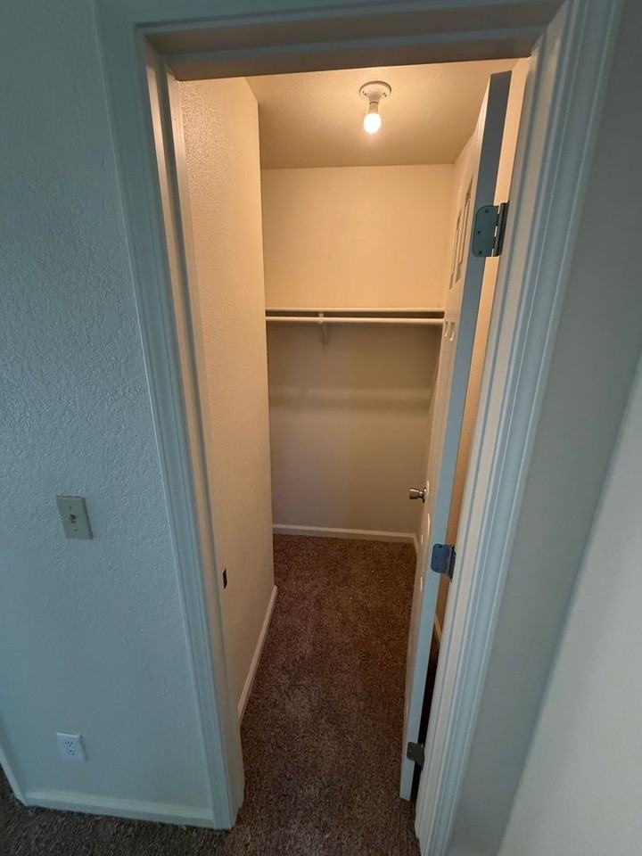 551 Seville Way - Photo 7 of 23