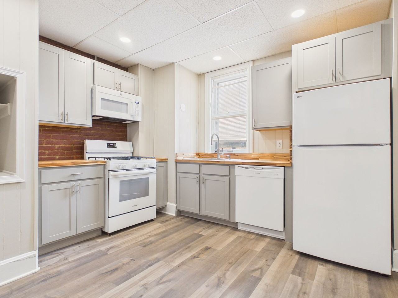 1529 Green St - Photo 3 of 12