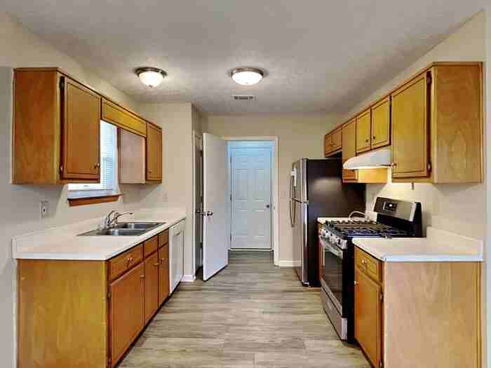 411 Fieldgreen Dr - Photo 5 of 23