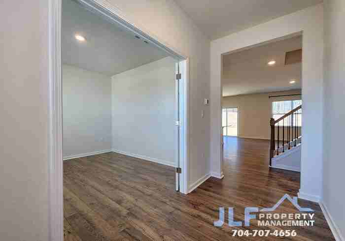 125 Sycamore Crossing Ct - Photo 2 of 38