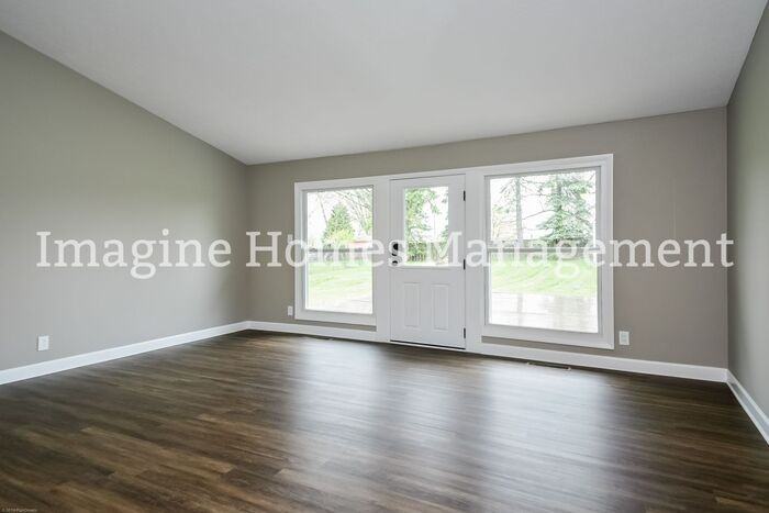 9192 Milford Dr - Photo 3 of 13