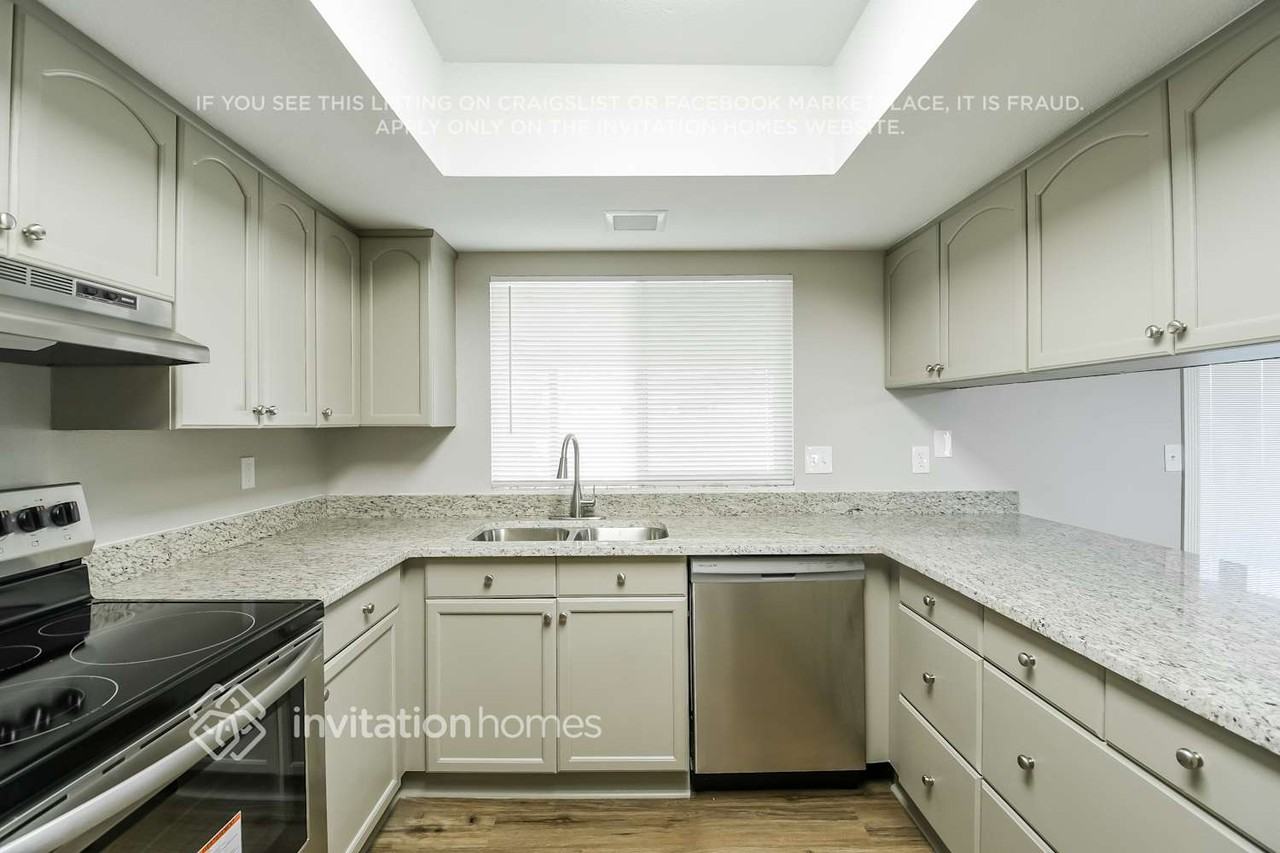 2144 W Wickieup Ln - Photo 7 of 16