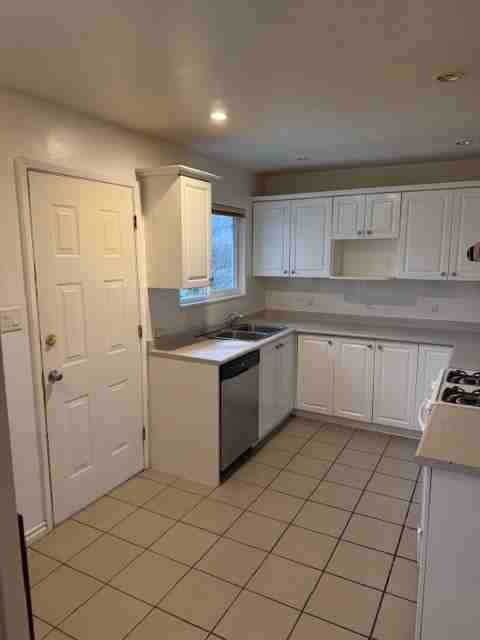 1485 Duthie Avenue - Photo 4 of 16