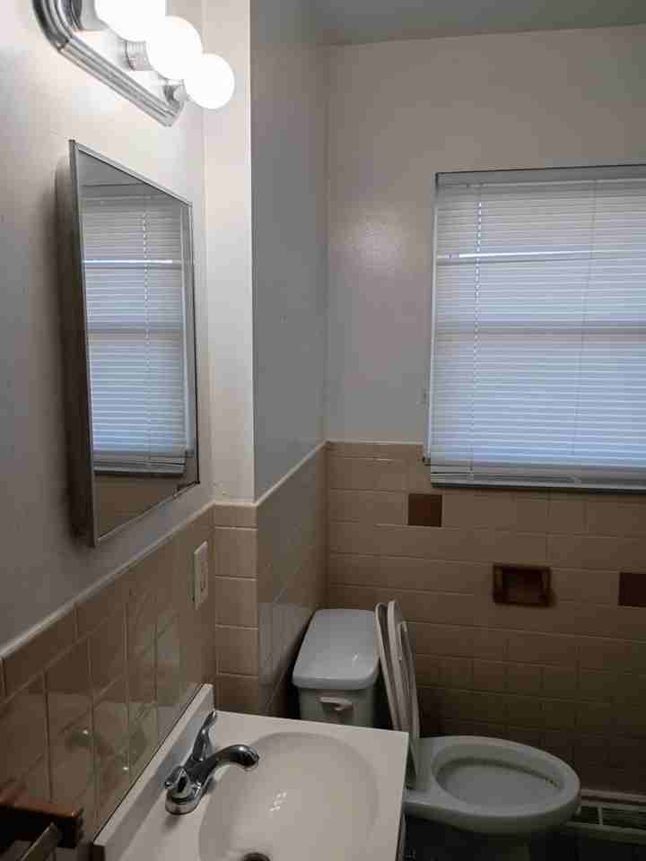 4318 Caroline Ave Uppr - Photo 7 of 18