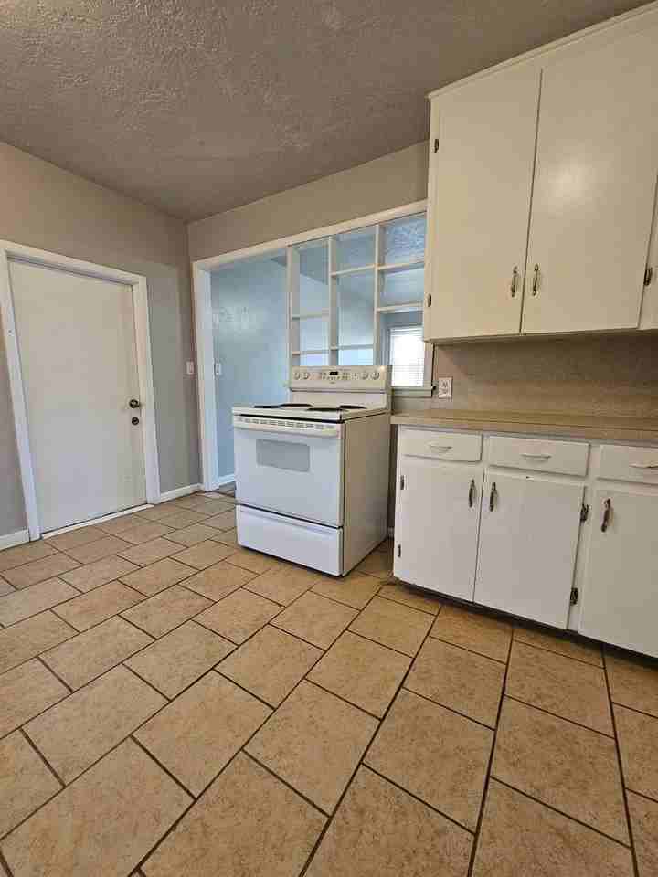 1328 Regent St - Photo 7 of 17