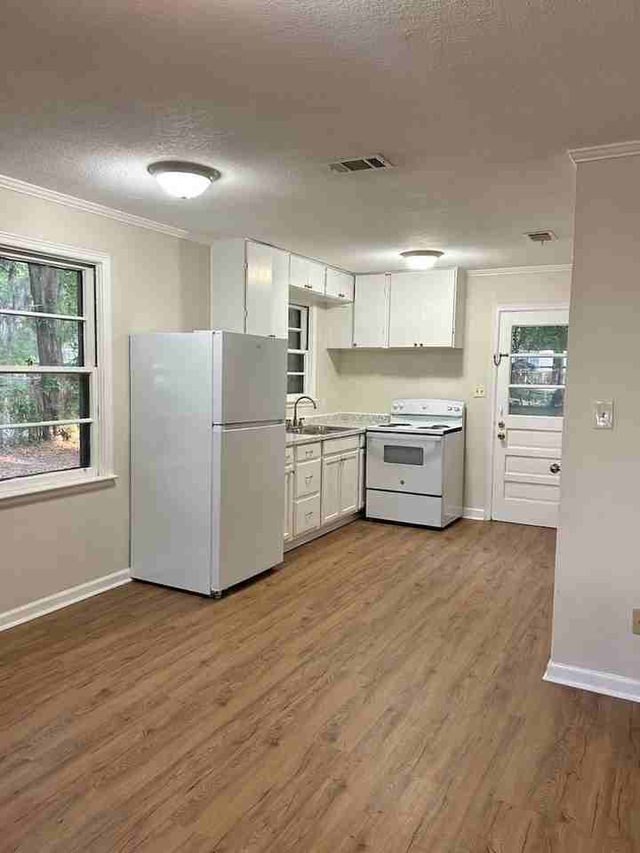 706 W Gordon St - Photo 2 of 14