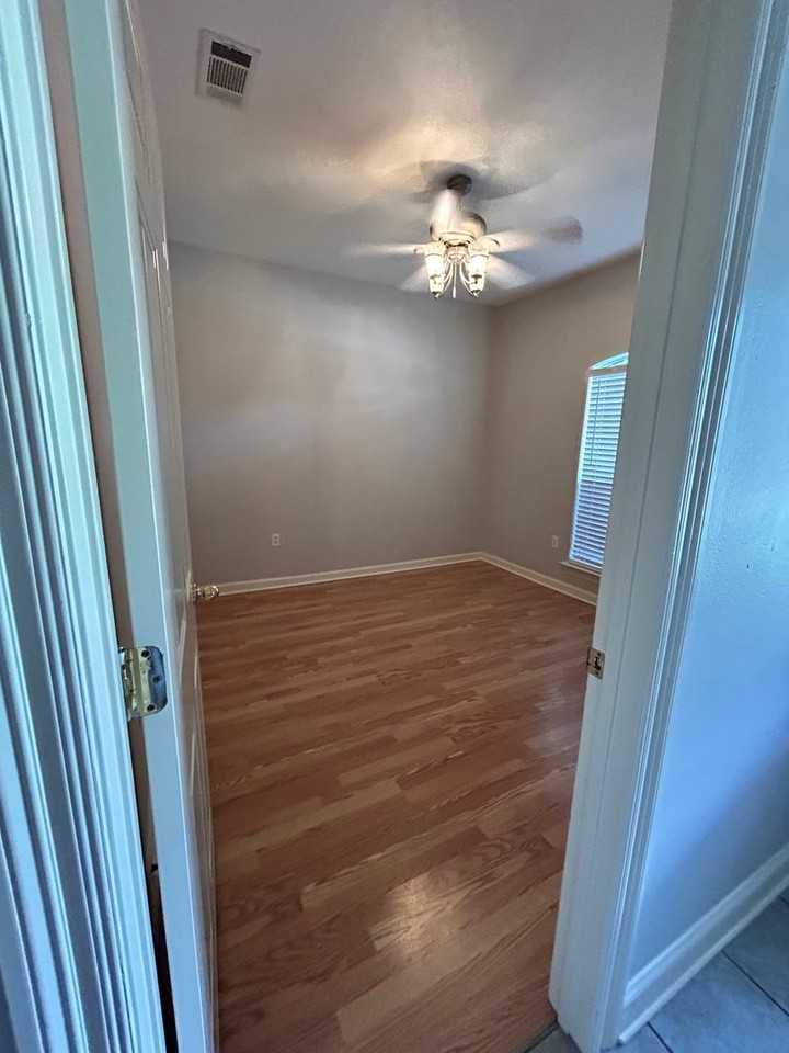 5555 Ducros Dr - Photo 3 of 18