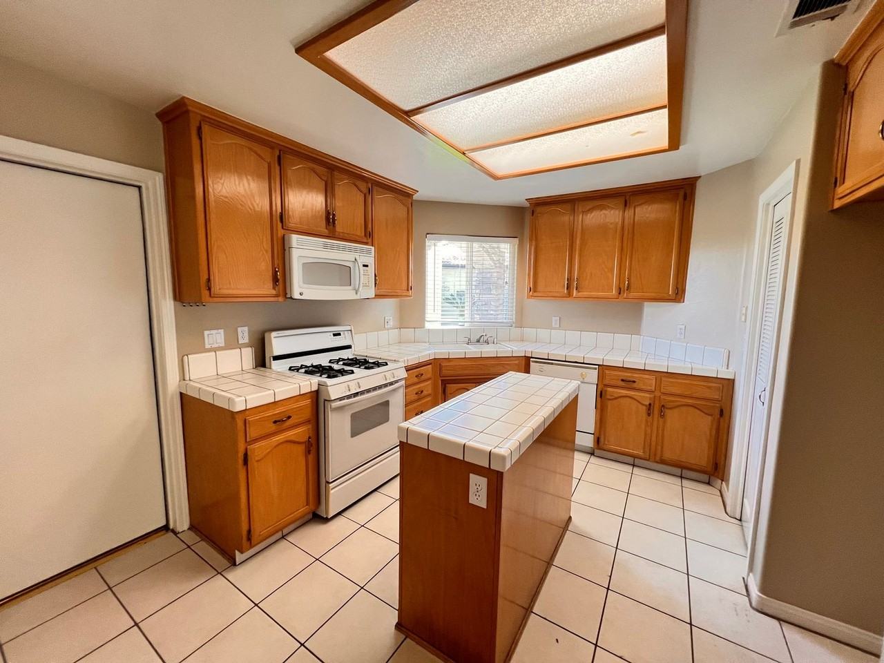 8304 Essex Ct - Photo 7 of 24