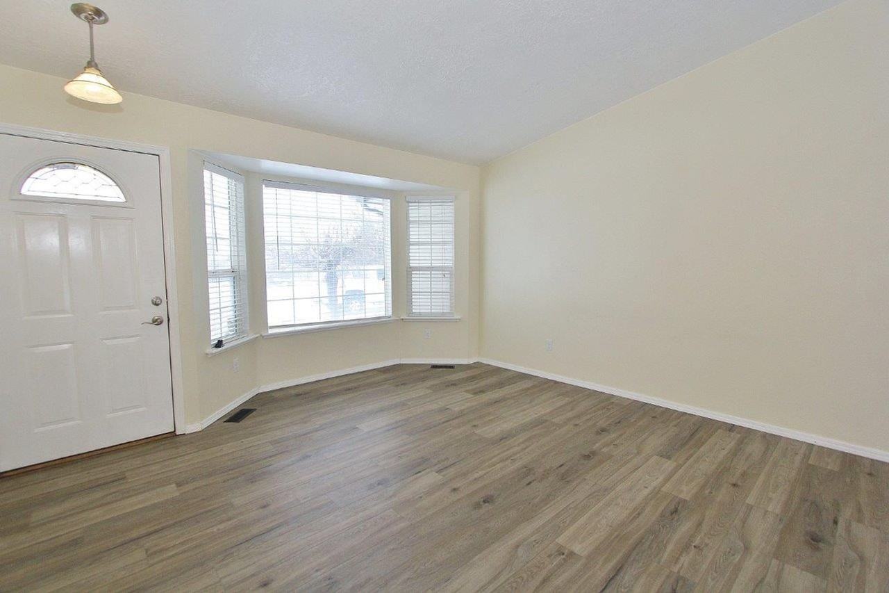 12038 W Dickens Dr - Photo 2 of 22