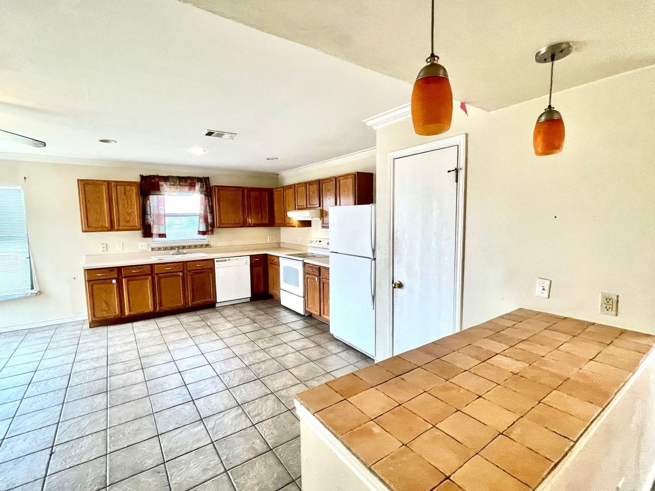 13229 Coomes Dr - Photo 4 of 9