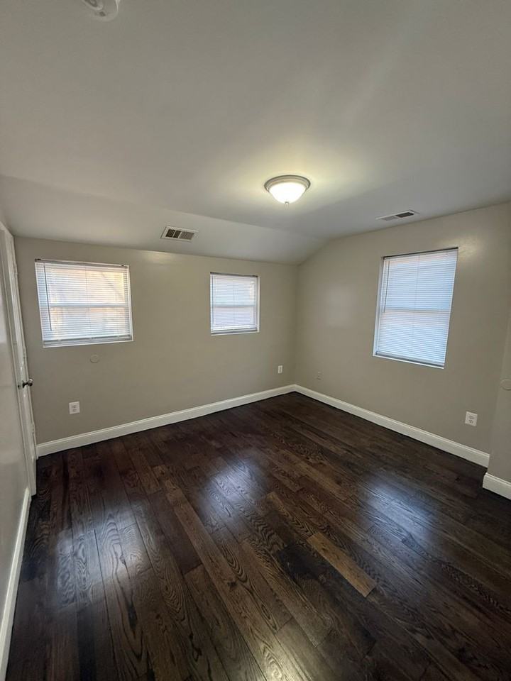 312 Burbank St Se - Photo 7 of 12