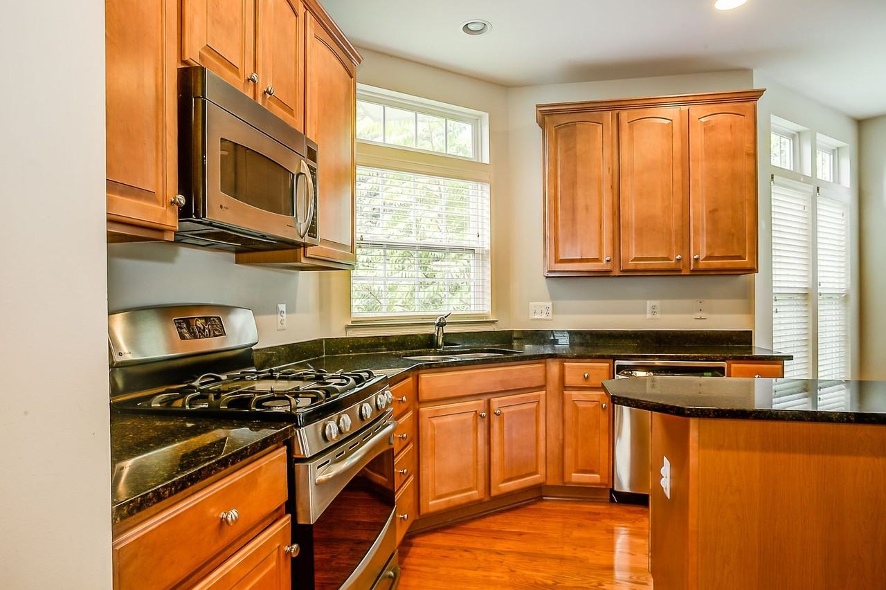 616 Rainier Rd - Photo 3 of 28