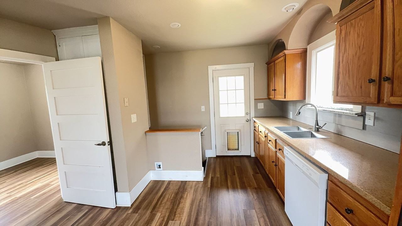 2801 Front St Ne - Photo 7 of 24