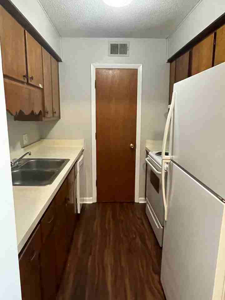 202 202 E. Main St. * - 924 - A #A - Photo 4 of 14