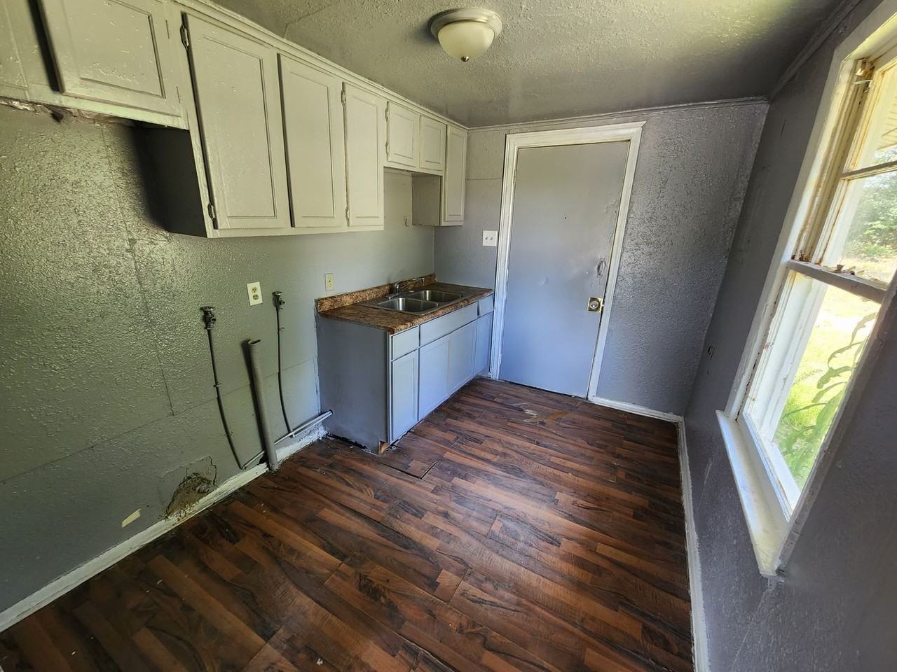 336 E Olive St - Photo 3 of 6