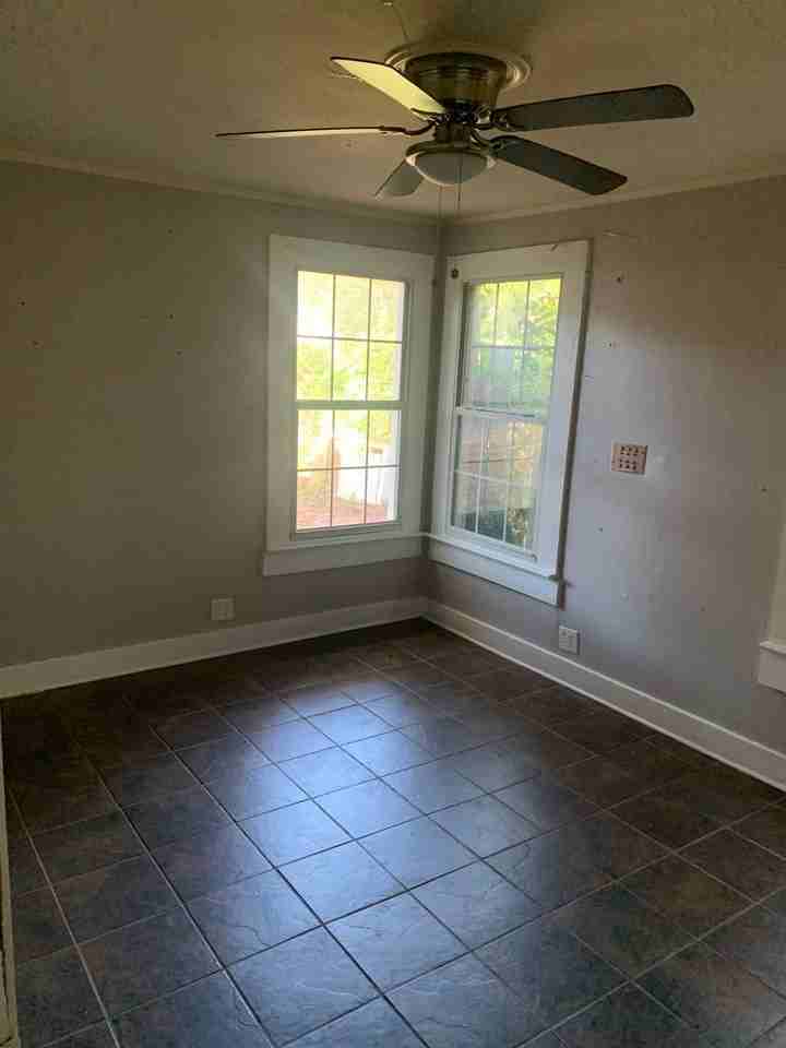 233 E Jordan St - Photo 5 of 7